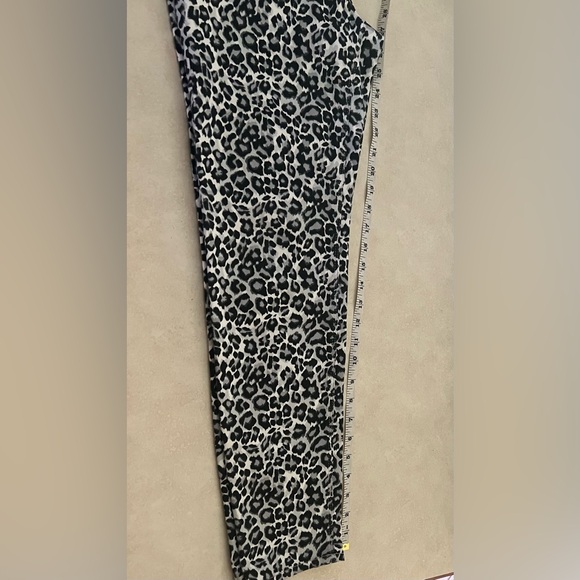 WHITE House black market animal print skinny elastic pants size 4. - Picture 5 of 6